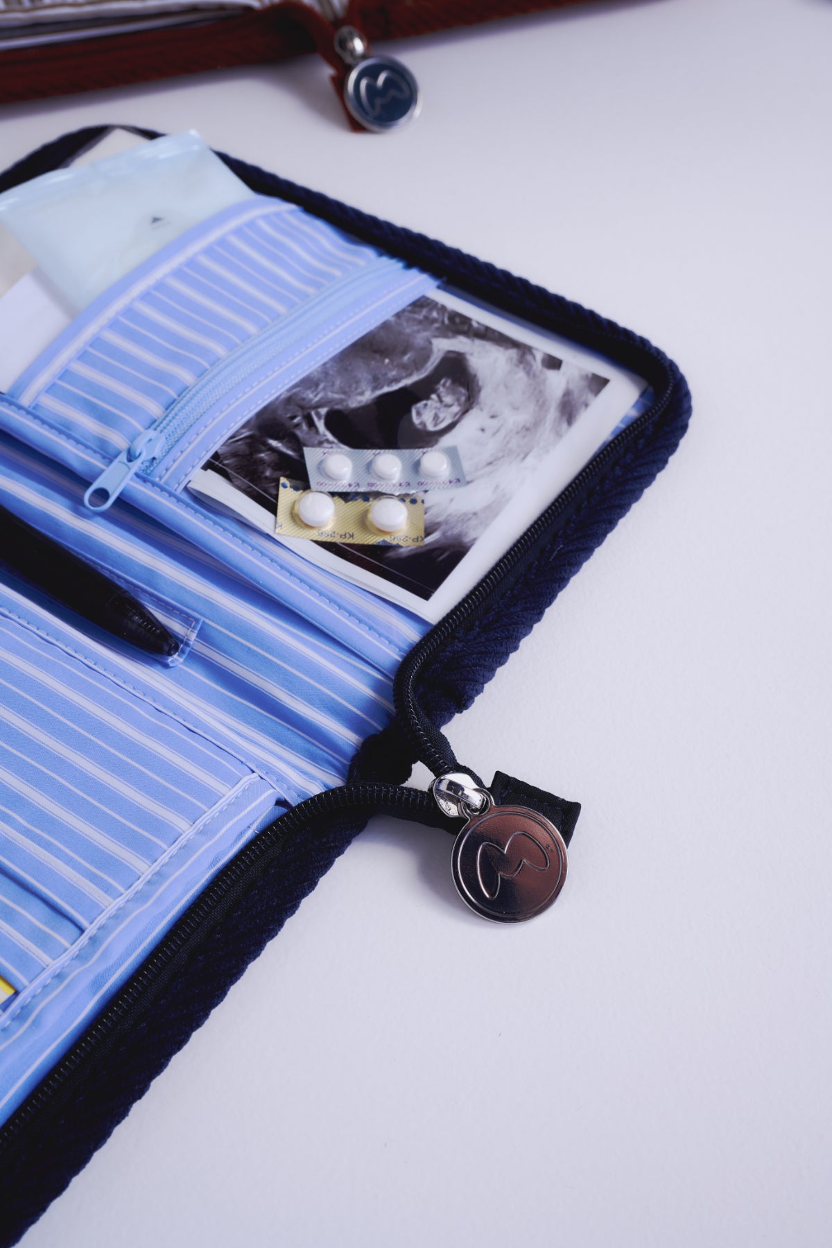 mamita 母子手帳ケース - ネイビー&ブルー ピンストライプ